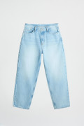 Jean loose azul claro con tiro medio y bota ancha