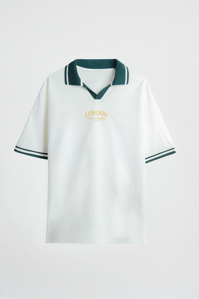 Camiseta manga corta crema con cuello polo y diseño college