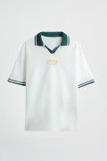 Camiseta manga corta crema con cuello polo y diseño college