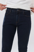 Jean azul slim infaltables con costuras visibles y tiro bajo
