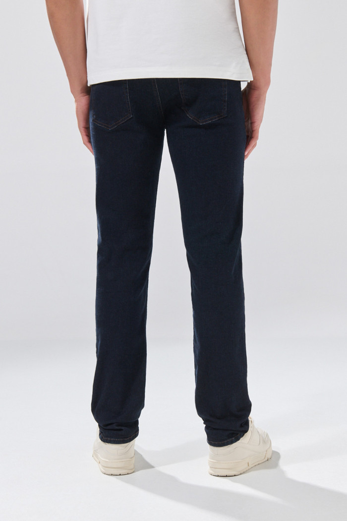Jean azul slim infaltables con costuras visibles y tiro bajo
