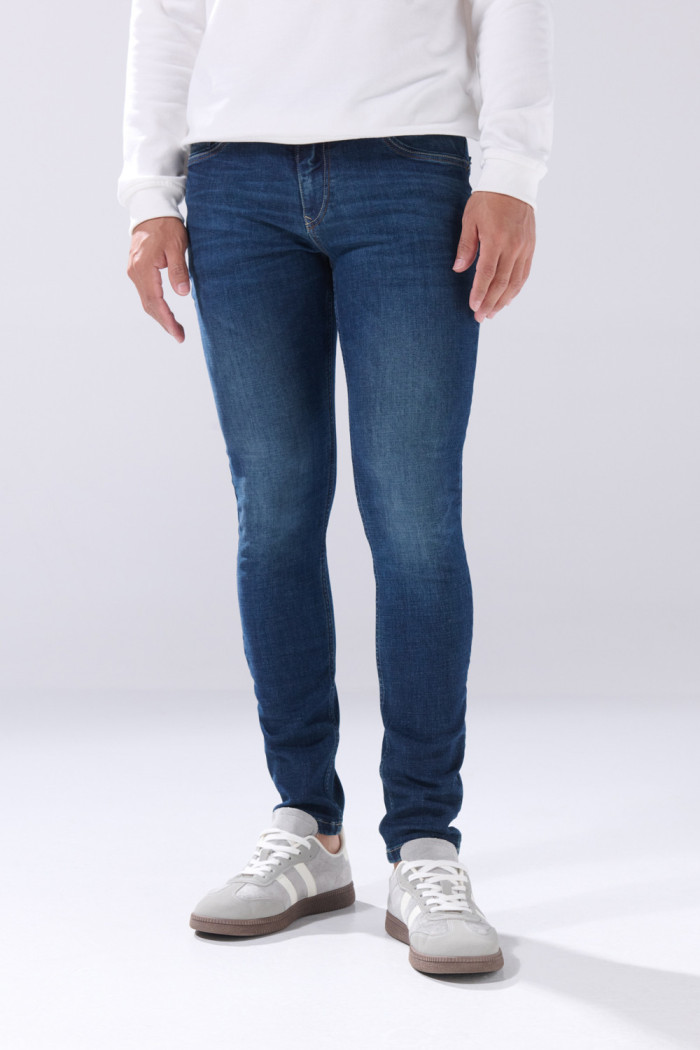 Jean skinny infaltables azul oscuro con tiro bajo y bolsillos
