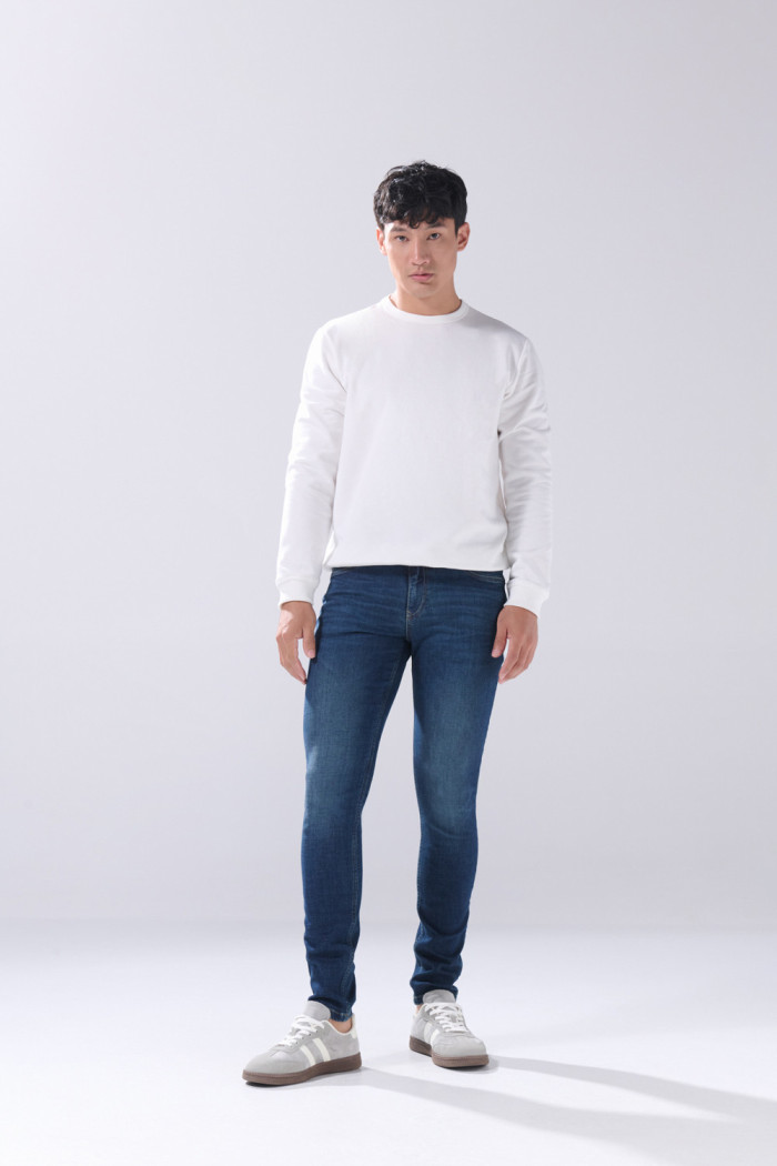Jean skinny infaltables azul oscuro con tiro bajo y bolsillos
