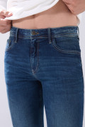 Jean skinny infaltables azul oscuro con tiro bajo y bolsillos
