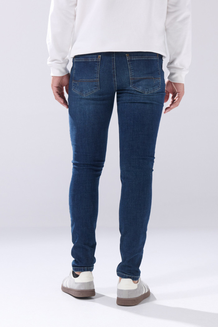 Jean skinny infaltables azul oscuro con tiro bajo y bolsillos
