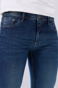 Jean skinny infaltables azul oscuro con tiro bajo y bolsillos
