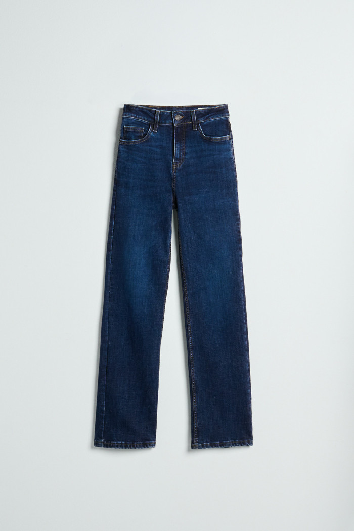 Jean tiro alto straight leg azul infaltables con bota recta
