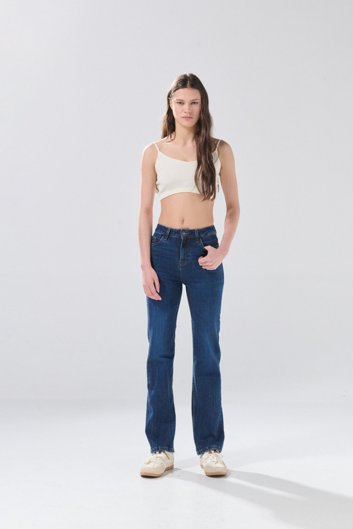Jean tiro alto straight leg azul infaltables con bota recta
