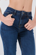 Jean tiro alto straight leg azul infaltables con bota recta
