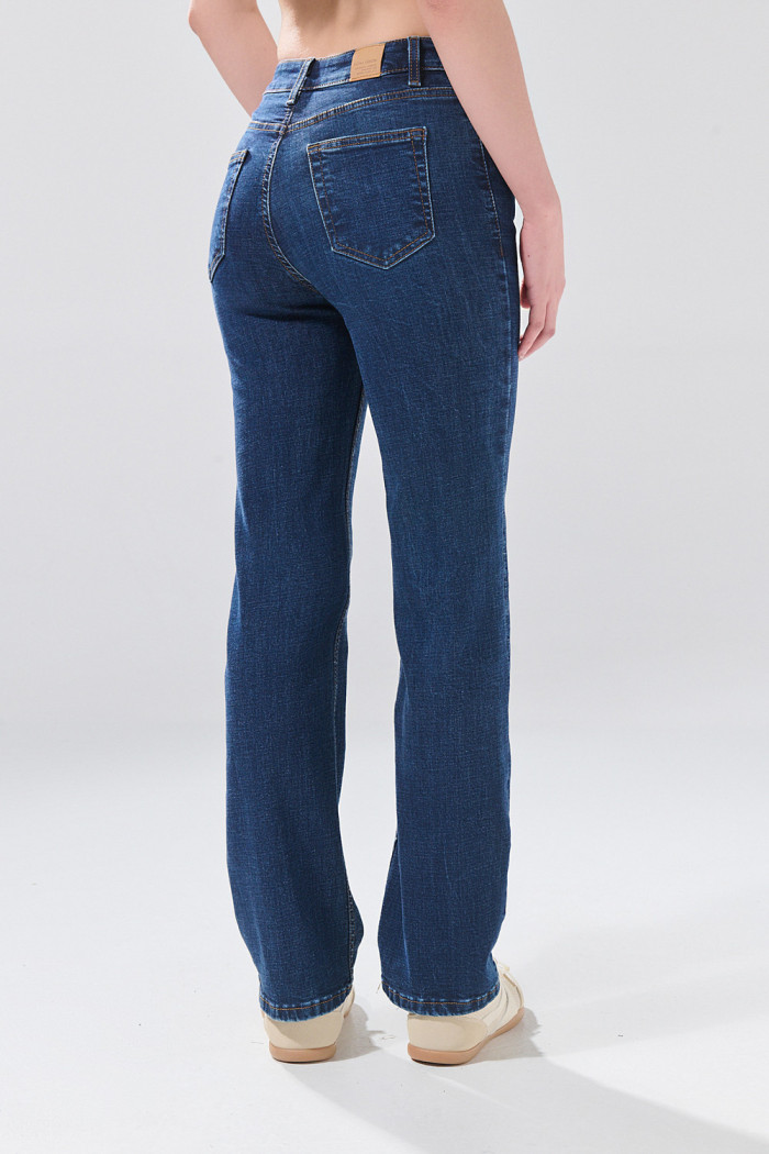 Jean tiro alto straight leg azul infaltables con bota recta
