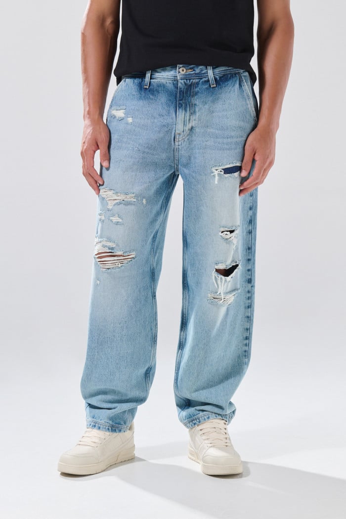 Jean skater azul claro con rotos y tiro medio
