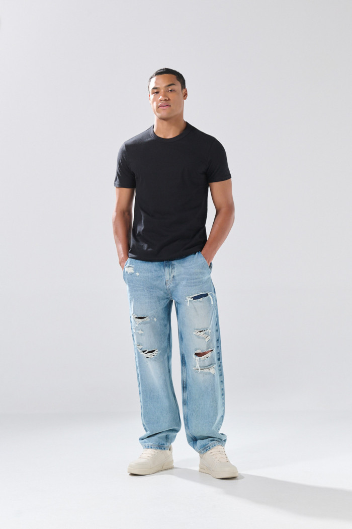 Jean skater azul claro con rotos y tiro medio
