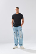 Jean skater azul claro con rotos y tiro medio
