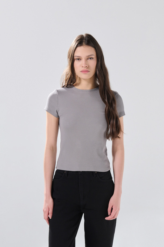 Camiseta unicolor infaltables acanalada con manga corta
