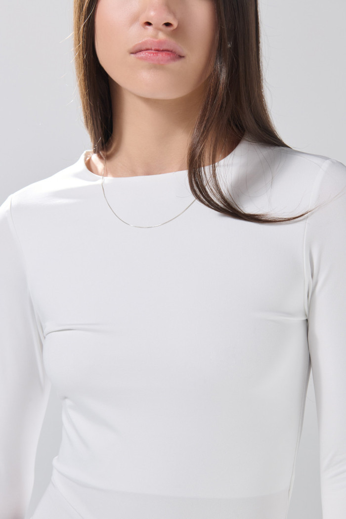 Body unicolor cuello redondo con cierre de broches
