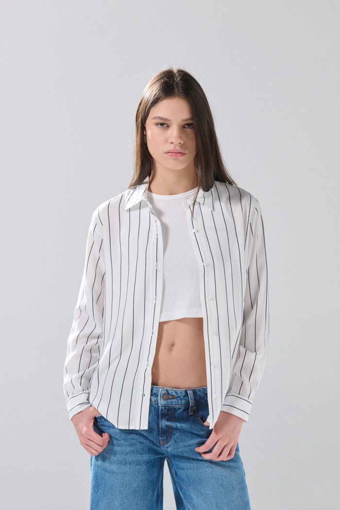 Blusa manga larga crema clara con rayas estampadas
