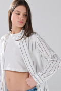 Blusa manga larga crema clara con rayas estampadas
