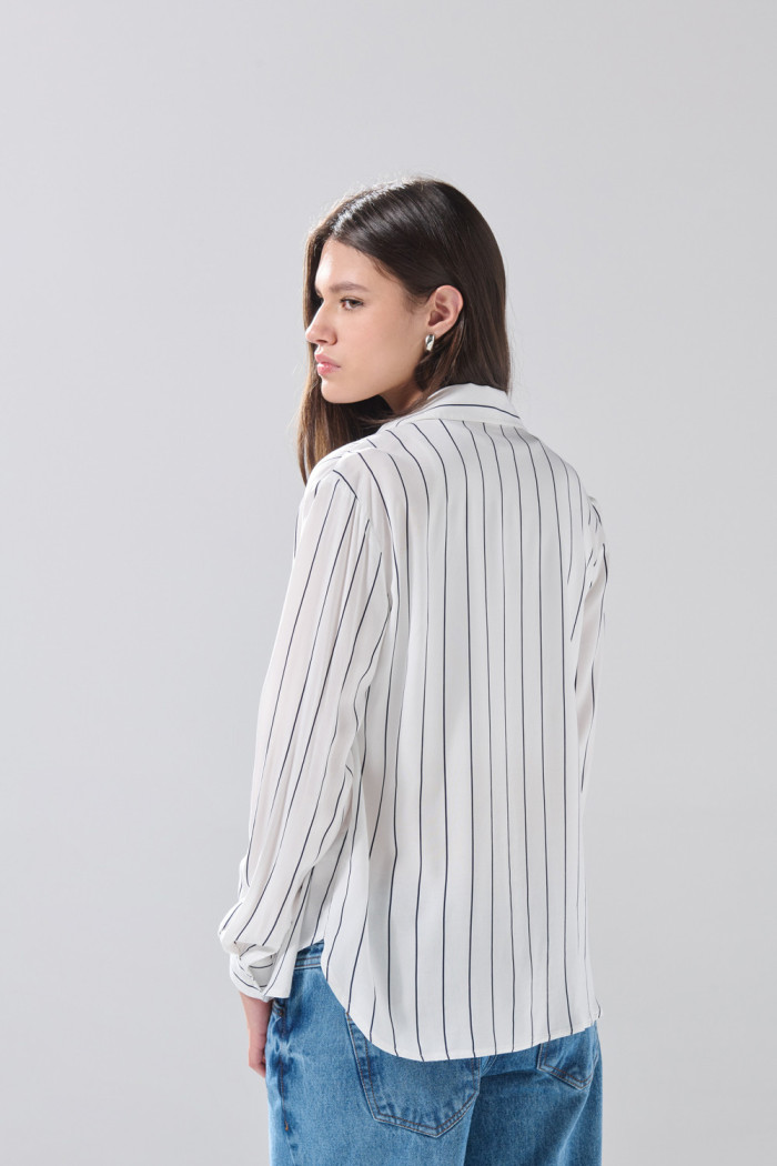 Blusa manga larga crema clara con rayas estampadas
