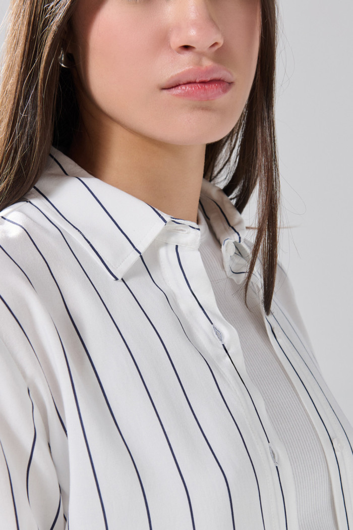 Blusa manga larga crema clara con rayas estampadas
