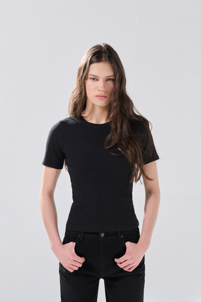 Camiseta ajustada manga corta negra con texturas de canal
