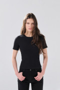 Camiseta ajustada manga corta negra con texturas de canal

