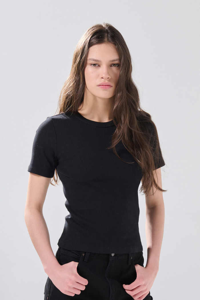 Camiseta ajustada manga corta negra con texturas de canal
