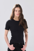 Camiseta ajustada manga corta negra con texturas de canal
