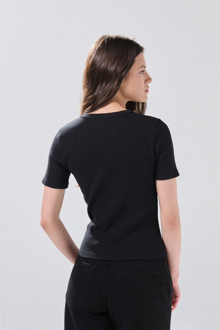 Camiseta ajustada manga corta negra con texturas de canal
