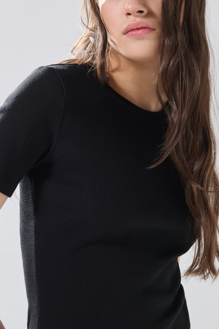 Camiseta ajustada manga corta negra con texturas de canal
