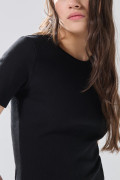 Camiseta ajustada manga corta negra con texturas de canal
