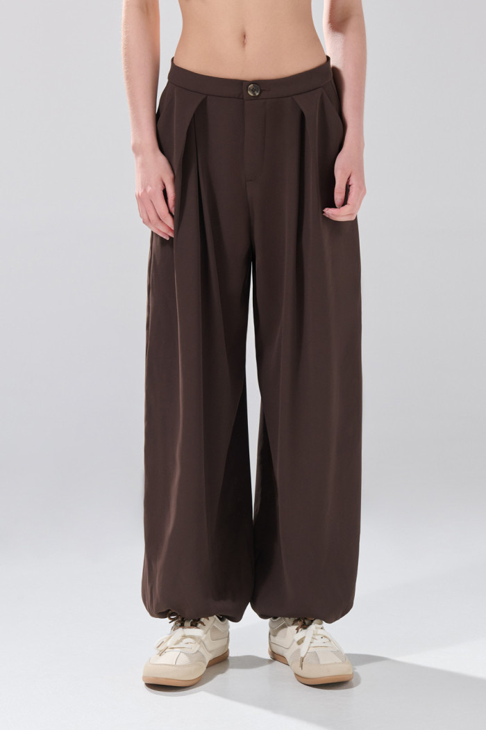 Pantalón palazzo café oscuro con bota ancha y tiro medio
