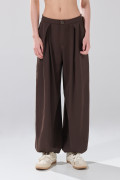 Pantalón palazzo café oscuro con bota ancha y tiro medio
