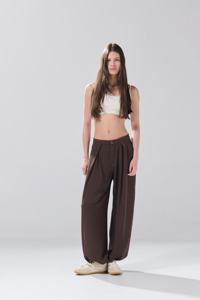 Pantalón palazzo café oscuro con bota ancha y tiro medio
