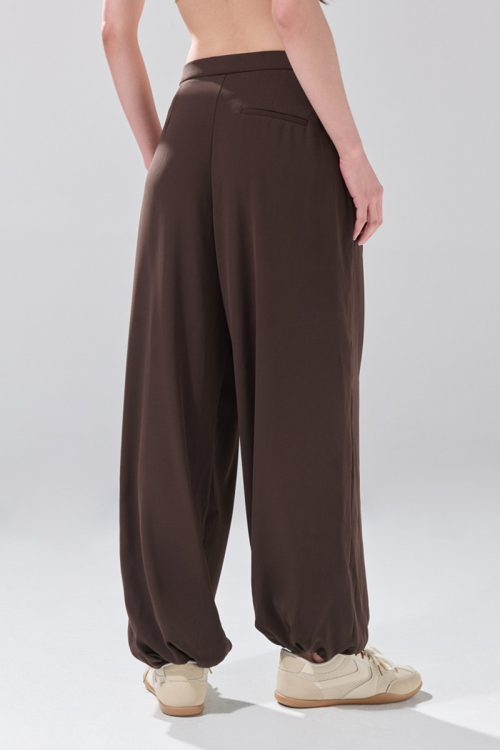 Pantalón palazzo café oscuro con bota ancha y tiro medio
