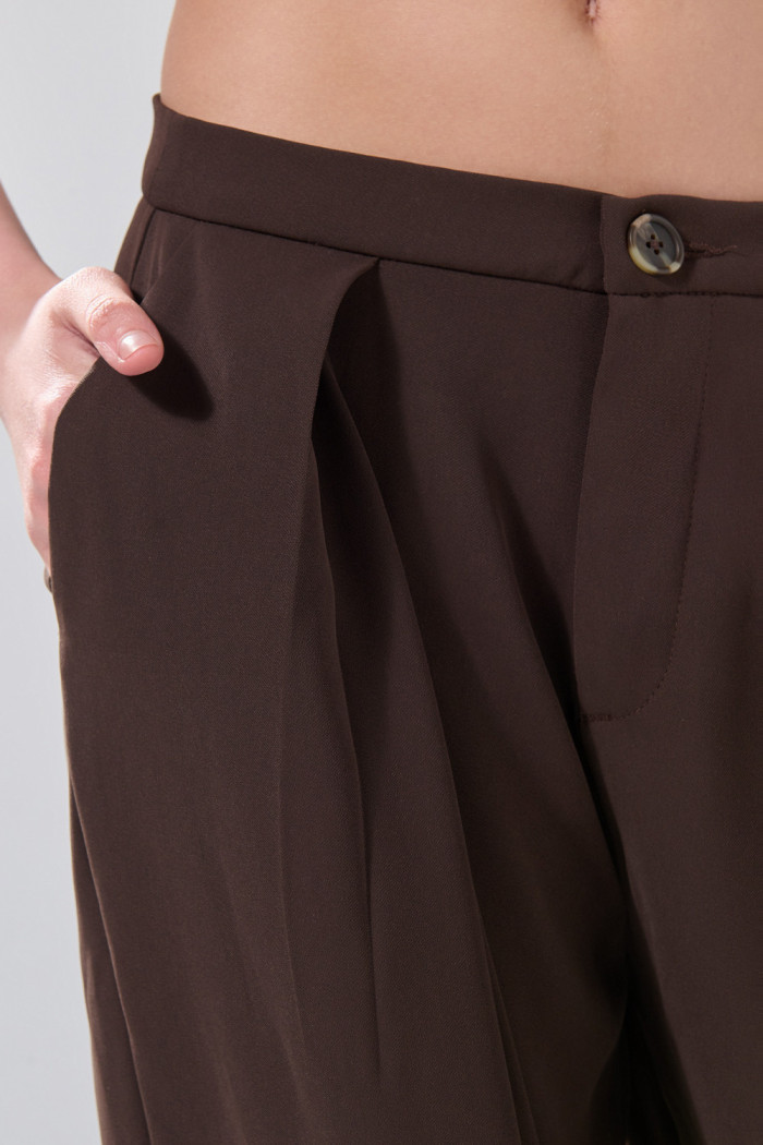 Pantalón palazzo café oscuro con bota ancha y tiro medio
