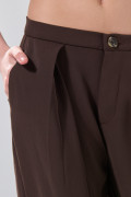 Pantalón palazzo café oscuro con bota ancha y tiro medio
