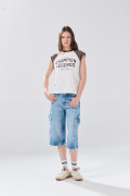 Camiseta crop top crema college con manga ranglan corta
