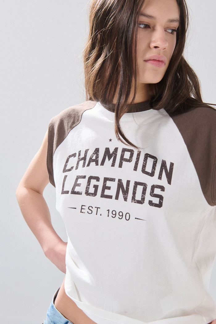 Camiseta crop top crema college con manga ranglan corta
