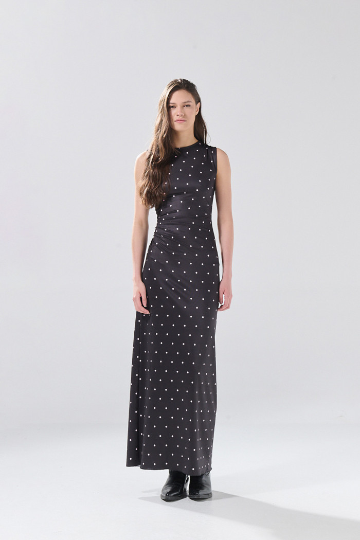 Vestido negro largo con manga sisa y diseños de puntos
