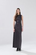 Vestido negro largo con manga sisa y diseños de puntos

