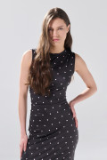 Vestido negro largo con manga sisa y diseños de puntos
