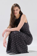 Vestido negro largo con manga sisa y diseños de puntos
