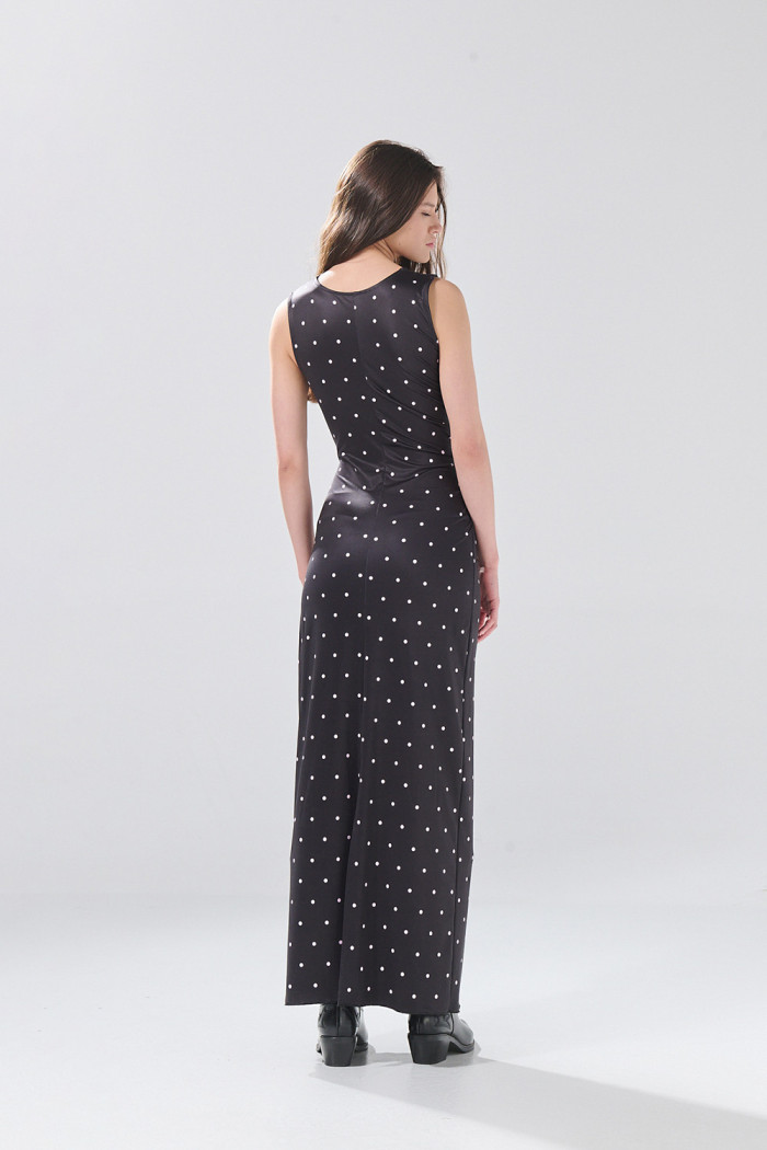 Vestido negro largo con manga sisa y diseños de puntos

