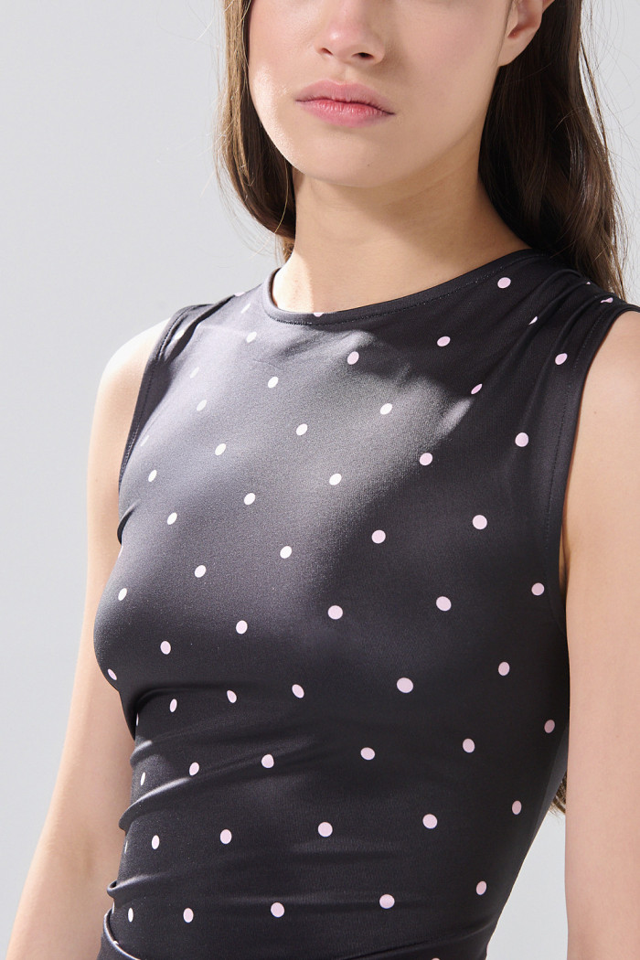 Vestido negro largo con manga sisa y diseños de puntos
