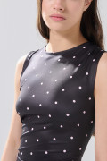 Vestido negro largo con manga sisa y diseños de puntos
