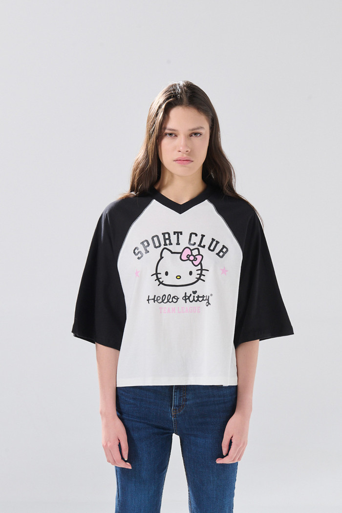 Camiseta crema crop top oversize de Hello Kitty cuello V
