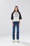 Camiseta crema crop top oversize de Hello Kitty cuello V
