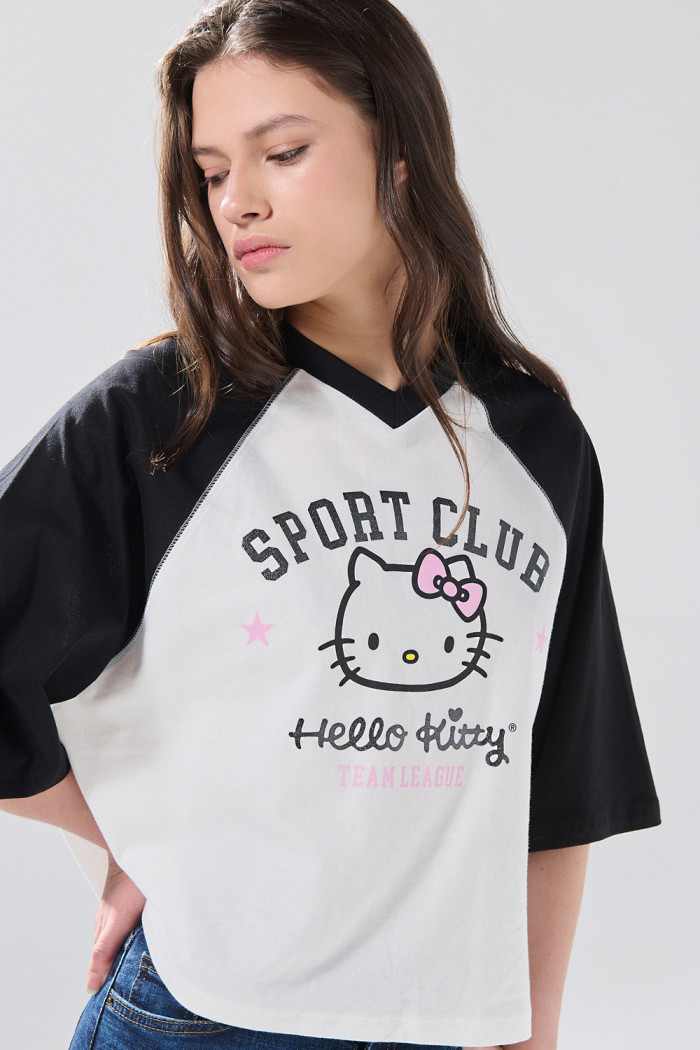 Camiseta crema crop top oversize de Hello Kitty cuello V
