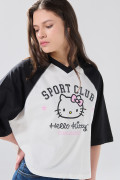Camiseta crema crop top oversize de Hello Kitty cuello V
