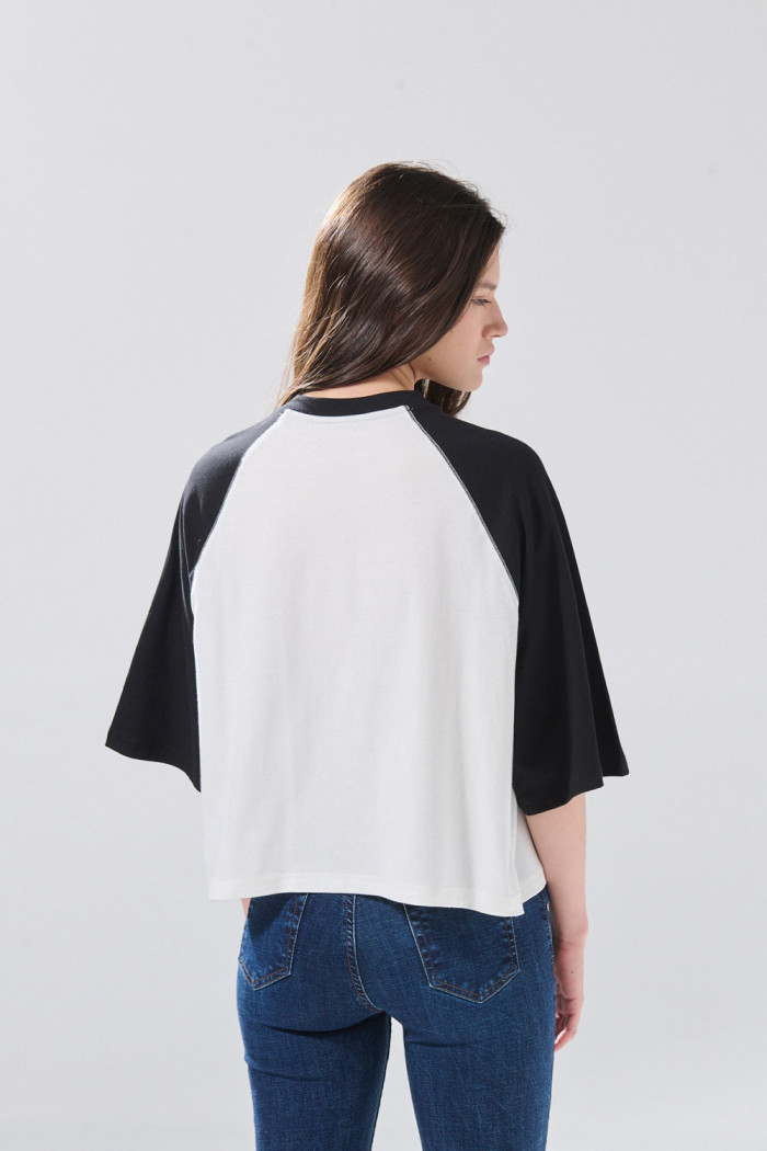 Camiseta crema crop top oversize de Hello Kitty cuello V
